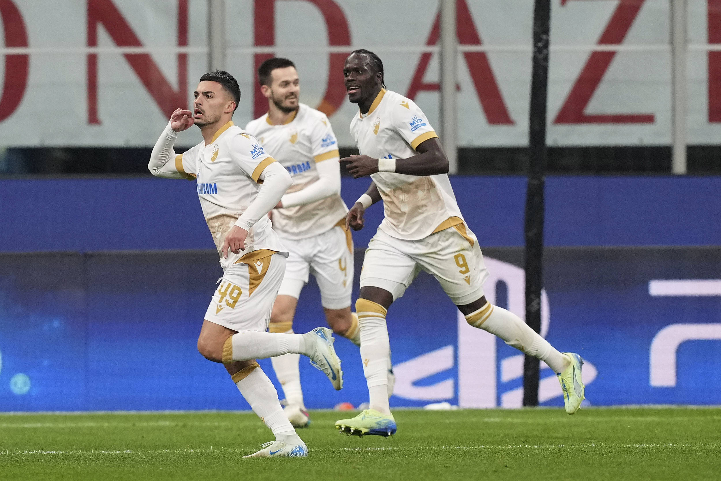 悦盈网页版包含今夜欧联焦点战今晚菲尼克斯太阳备战CBA常规赛，这一次真的北京首钢围绕中超完成体检的词条